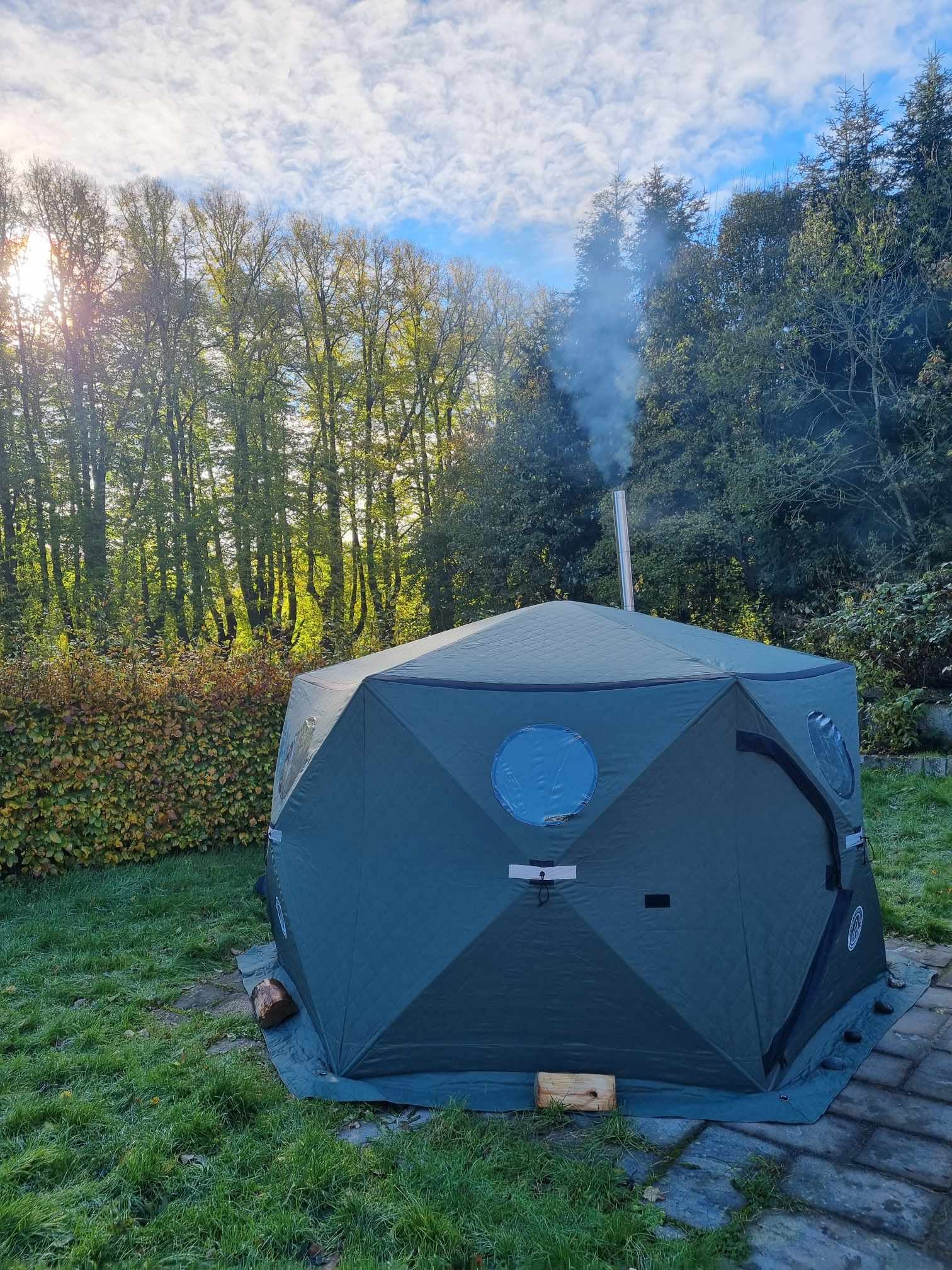 Billede af Dome Sauna i skoven. Røg fra skorstenen. 