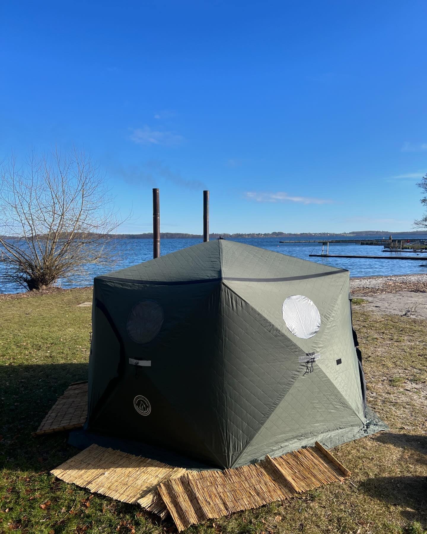 Dome Sauna. Billede af transportabelt saunatelt med bænke, lys, brændfyret ovn der er beregnet til workshops for private og firmaer i saunagus/koldtvandbad og åndedrætsterapi..